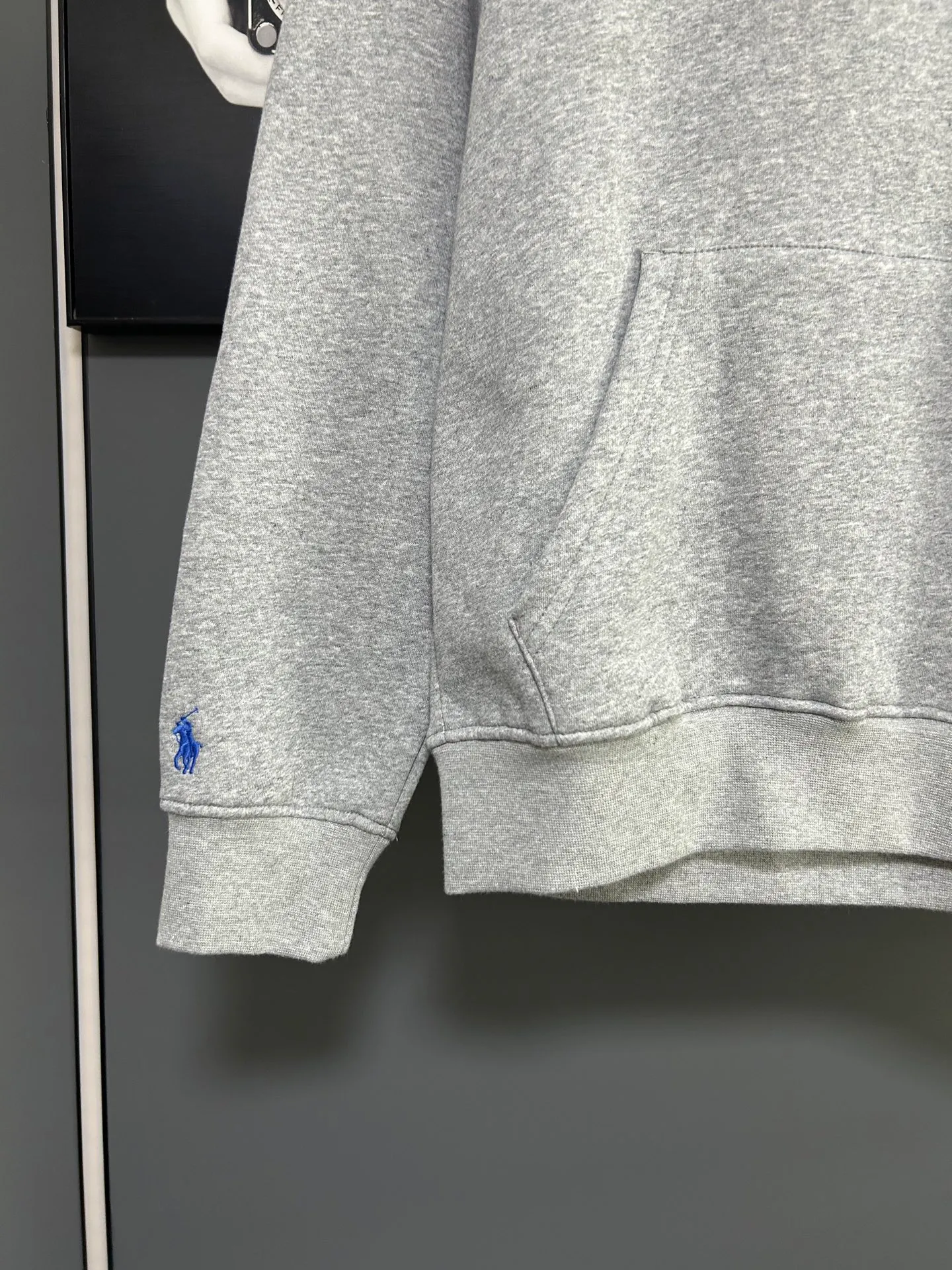 P230 𝗥𝗮𝗹𝗽𝗵 𝗟𝗮𝘂𝗿𝗲𝗻/Ralph Lauren🐎Towel embroidered hooded sweatshirt 380g Expo velvet hooded sweatshirt High-end official original one-to-one replica - customized original fabrics, accessories, hang tags, collar labels, and packaging are all made according to the original version to distinguish the cheap and wrong versions on the market This hooded sweatshirt is decorated with the simple style that represents Ralph Lauren and is paired with the classic Polo towel embroidery pattern, which is three-dimensional and full! The solid color fabric paired with exquisite embroidery instantly sets it off! Hooded sports design, loose and casual fit! The overall texture is very strong! Through the pictures, we can feel the thickness and texture of custom-woven and dyed threads. The workmanship is exquisite. They are shipped from major foreign trade factories. They are all made by masters with many years of experience. Everything is of high standards and requirements! Simple and versatile style ~ super delicate and soft, close to the body without being tied, all fabrics and accessories are original custom-made and of high quality! Perfectly reflects the brand’s sense of superiority! Standard cut, comfortable stretch, unrestricted movement! Highly practical, high-end and classy! Versatile style ~ can be paired with jeans or jogging pants. Ideal for transitioning from your morning commute to weekend events!  Color: Gray Blue Size: S-2XL